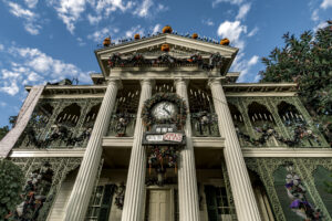 Disneylands Haunted Mansion exterior image